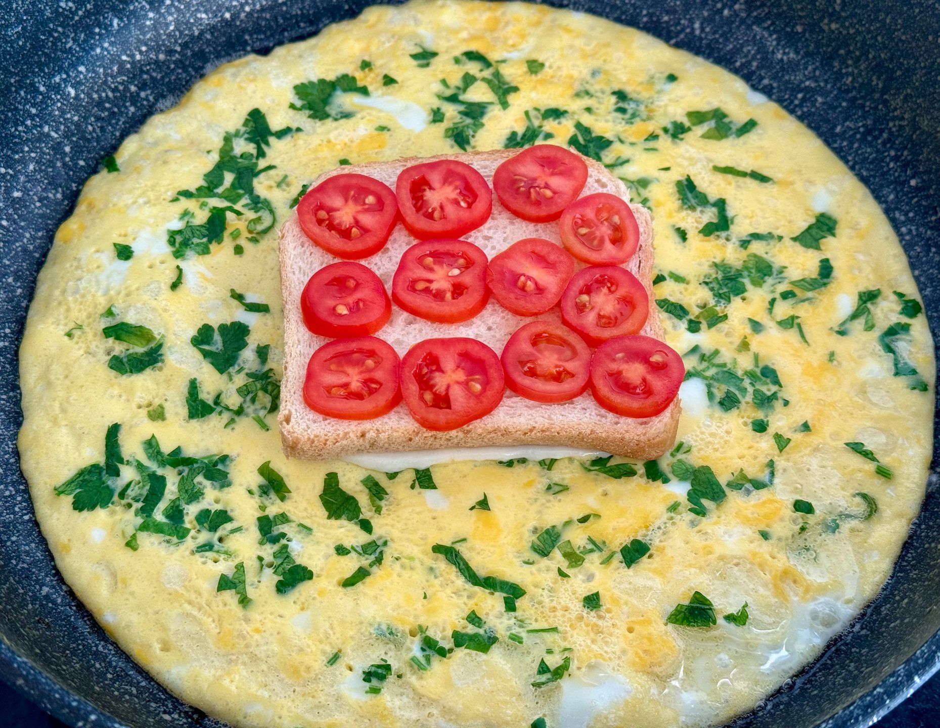 Викладаємо на яєчну суміш з сиром хліб та помідори.