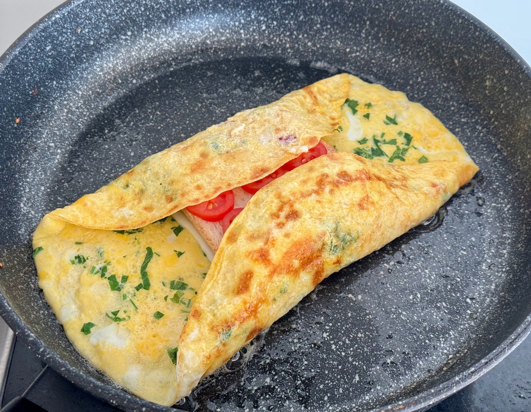 Загортаємо яєчний "сендвіч" у конверт.