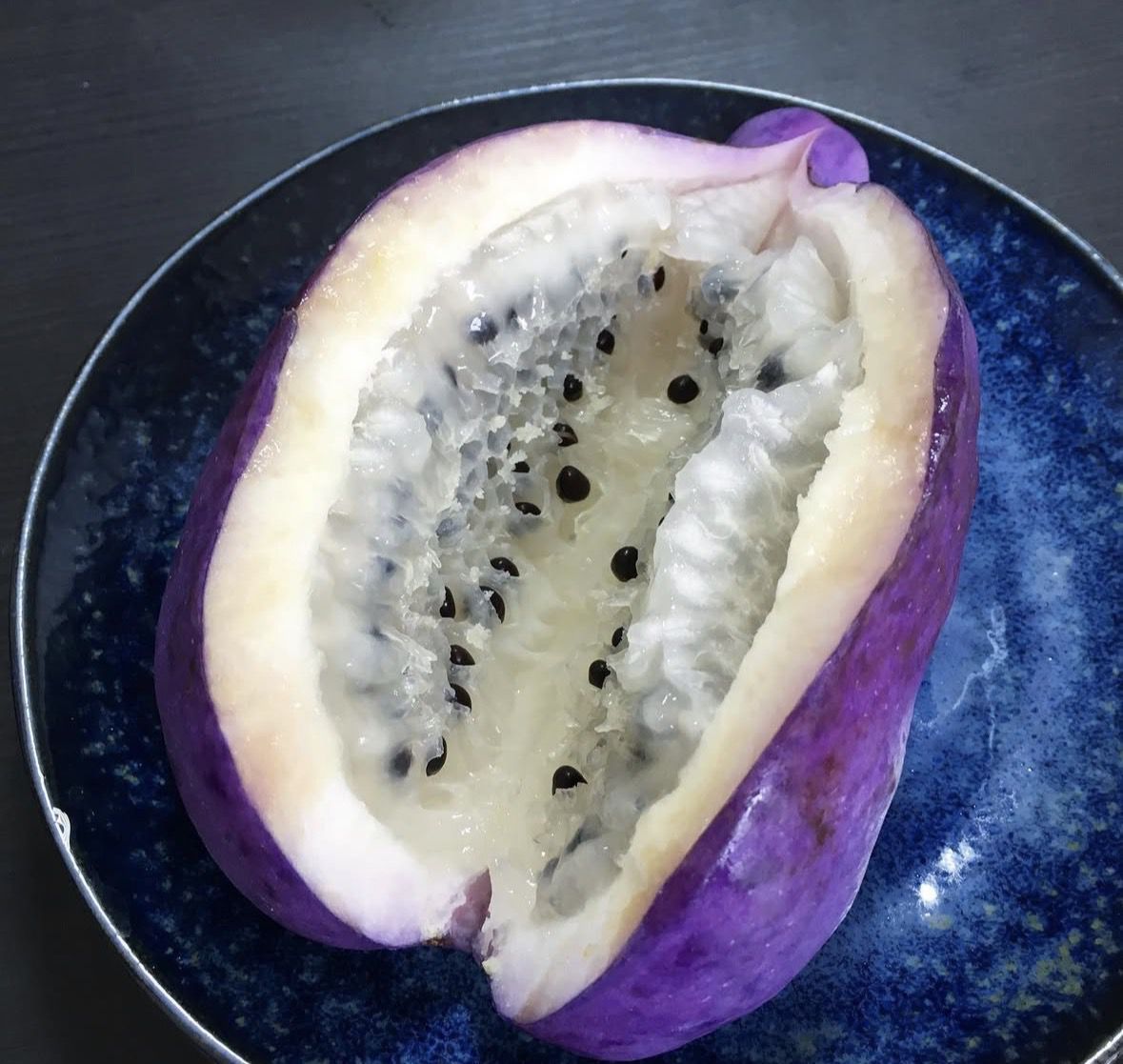 Плід акебії на тарілці.