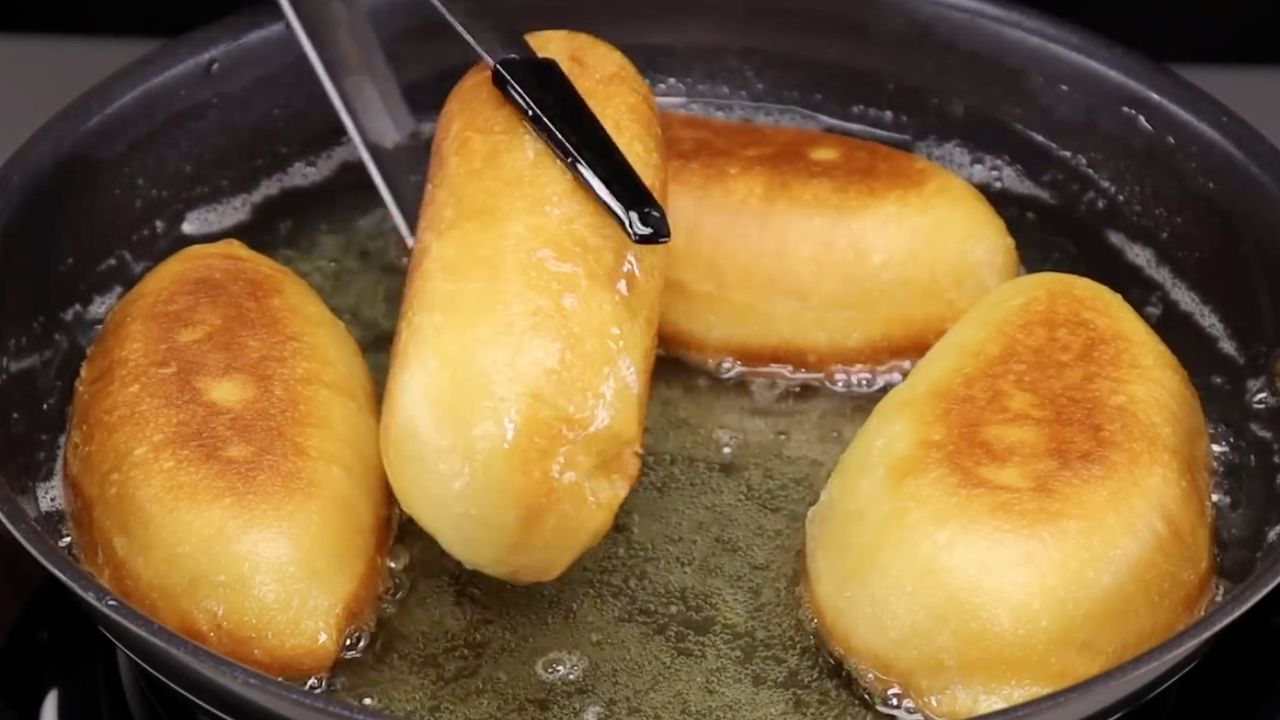 Золотисті смажені пиріжки з капустою на сковорідці — рецепт найм'якіших пиріжків, які не черствіють.