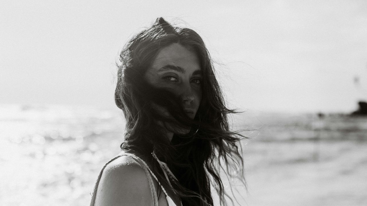 Портрет замисленої жінки, яка роздумує над моральною дилемою, чи варто розповідати про зраду подруги її чоловікові.