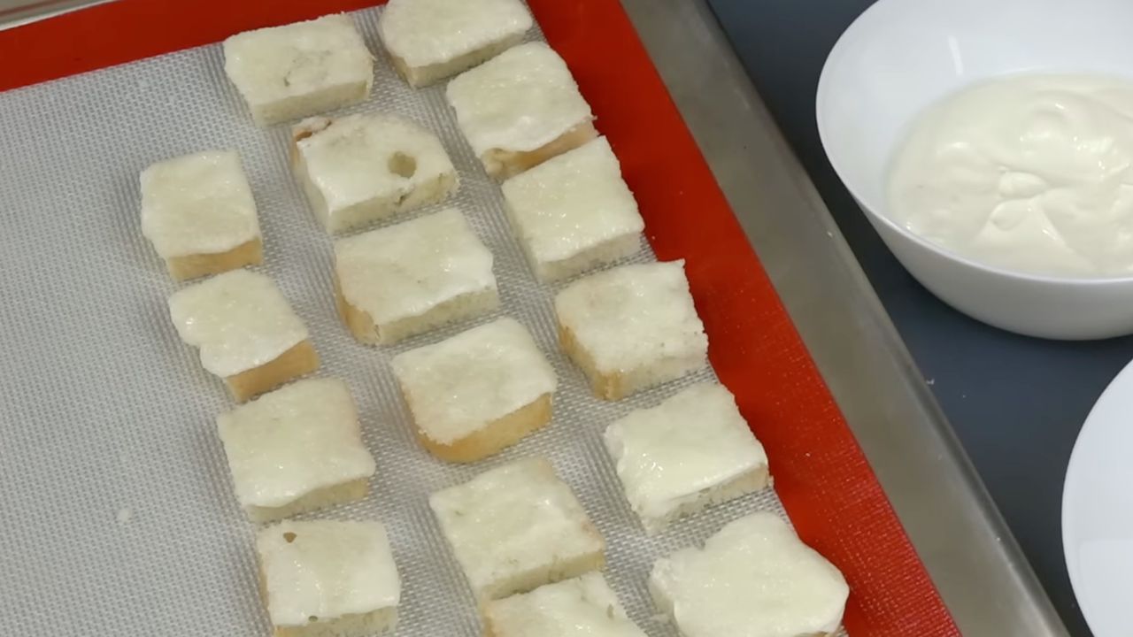 Десерт із черствого хліба? Так, у дитинстві нам здавалося, що немає нічого смачнішого!. Цей десерт дуже часто готували наші бабусі, коли в домі залишався черствий хліб, а до чаю хотілося чогось солоденького.