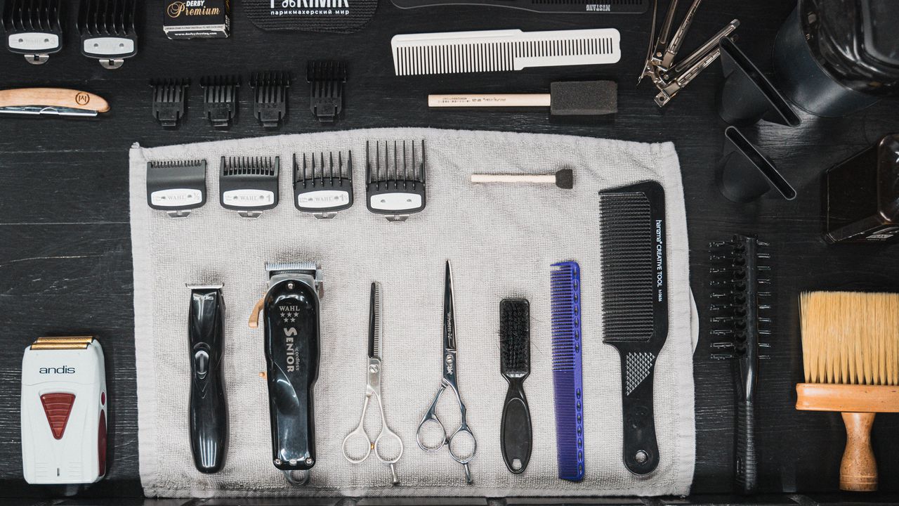 Професійні інструменти перукаря — машинки для стрижки, ножиці та гребінці, які мають бути стерильними для безпеки клієнта в салоні краси.