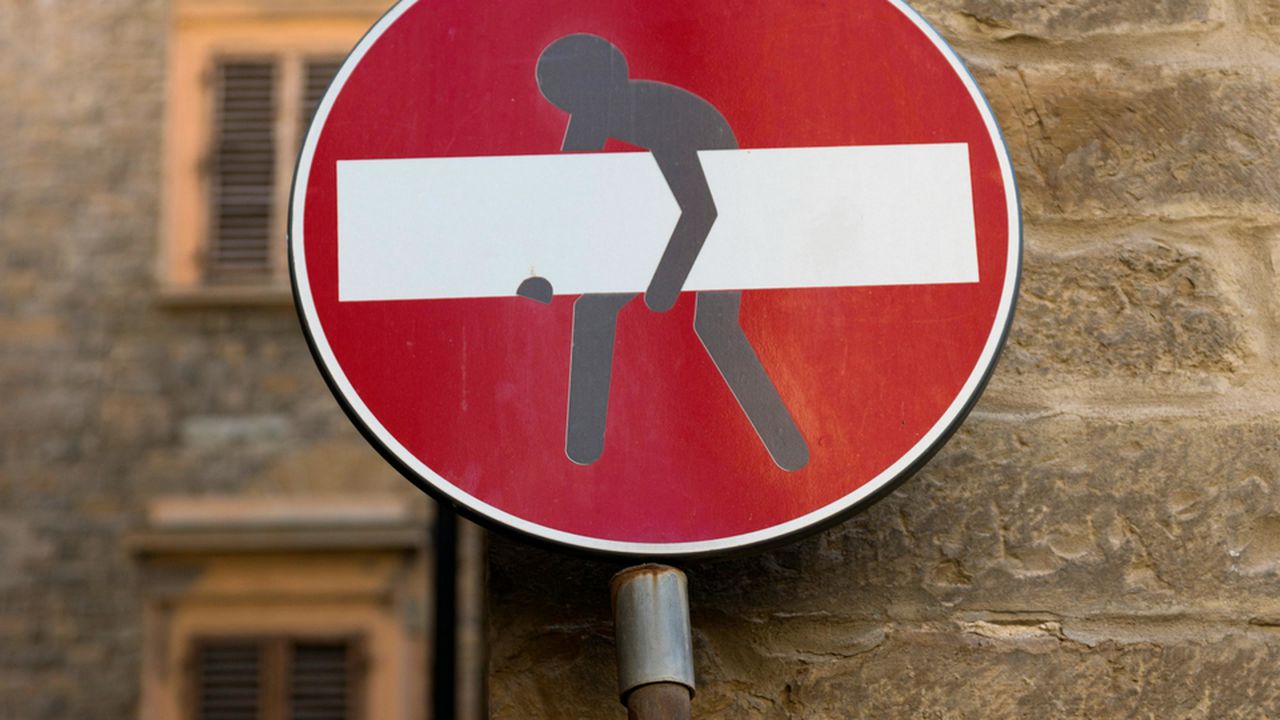 Дорожній знак «В'їзд заборонено» з силуетом людини, що несе білу лінію.