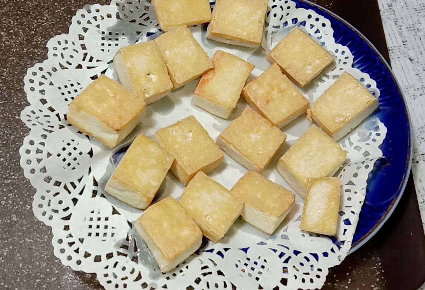 Смажений тофу на тарілці