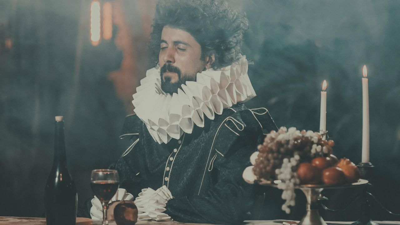 Чоловік у широкому білому комірі-фрезі — приклад чоловічої європейської моди кінця XVI та початку XVII століття.