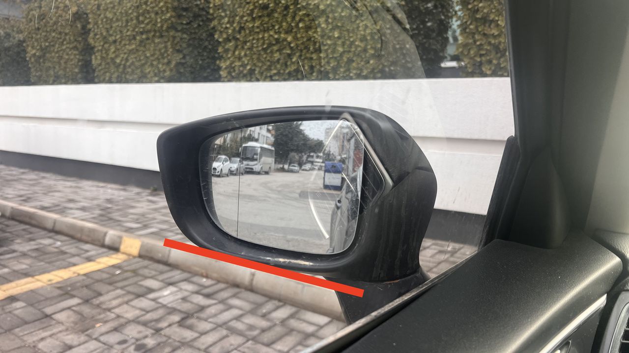 Налаштування та орієнтири по бічному дзеркалу для швидкого паркування автомобіля.