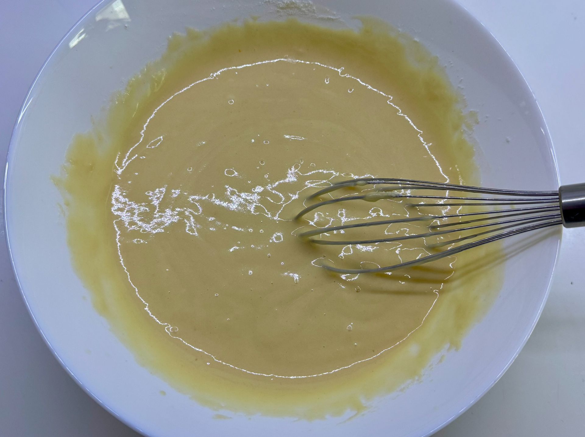 Приготування тісьа для шарлотки на сковороді.