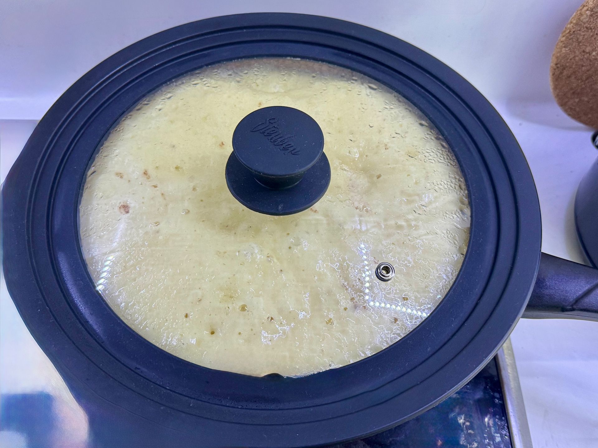 Приготування яблучної шарлотки на плиті під кришкою