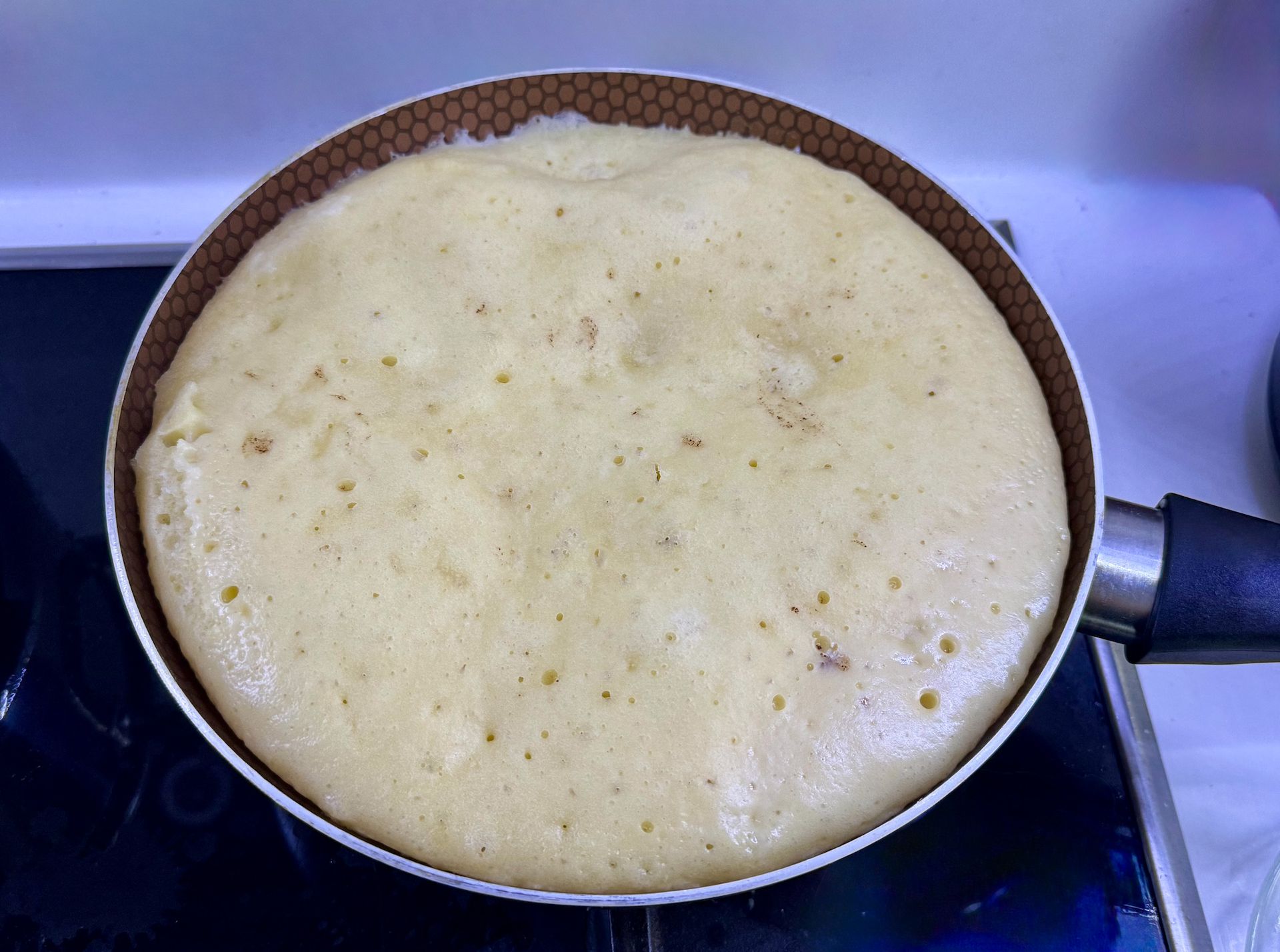 Шарлотка на сковороді: Виручає, коли немає світла. Без духовки й міксера. Коли світло вимикають надовго, а хочеться чогось домашнього й солодкого, цей рецепт — справжнє спасіння.