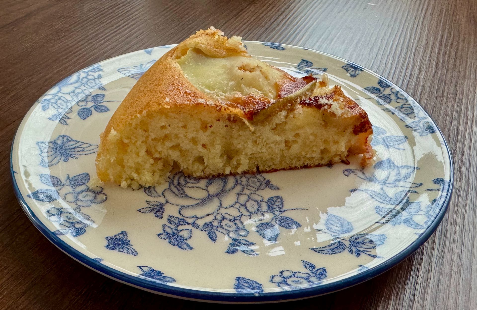 Апетитний розріз домашньої шарлотки, приготовленої на пательні