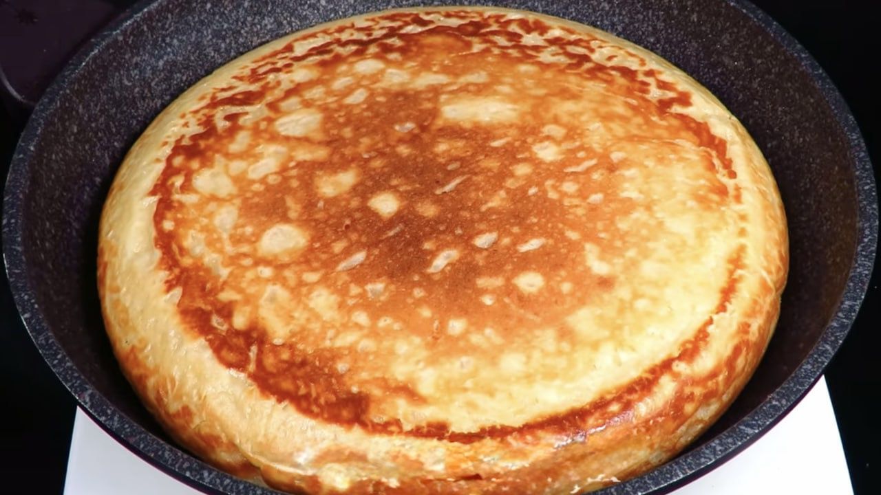 Рум'яний сирний пиріг на сковороді, приготований за швидким рецептом за 15 хвилин.