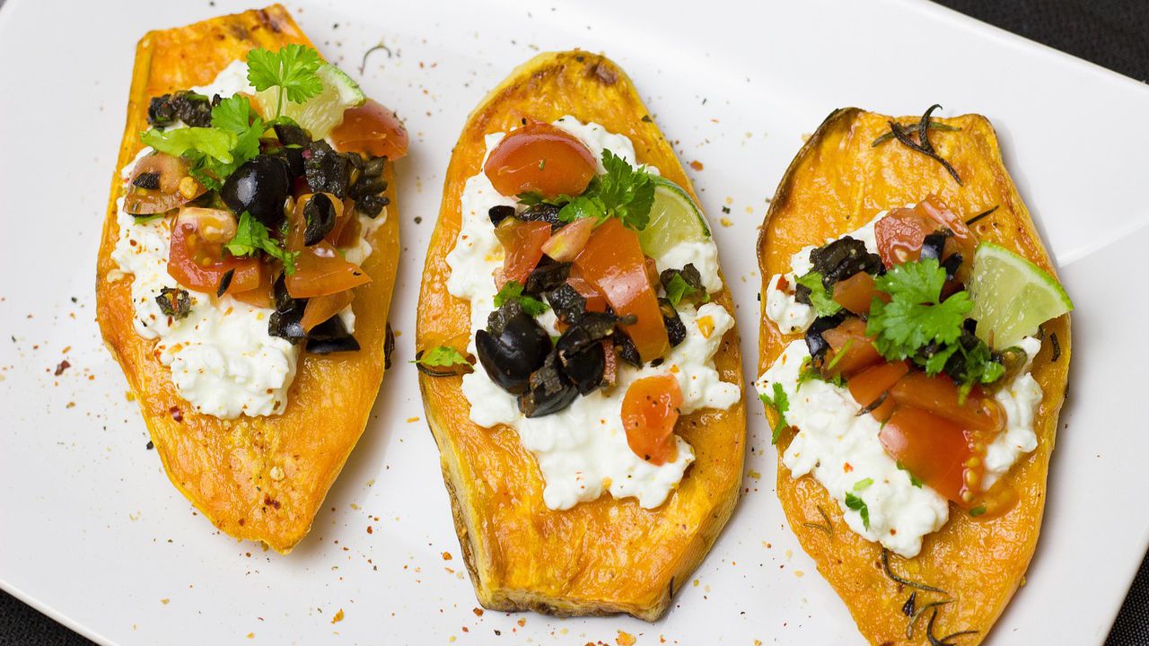 Запечений батат з сиром та овочами.