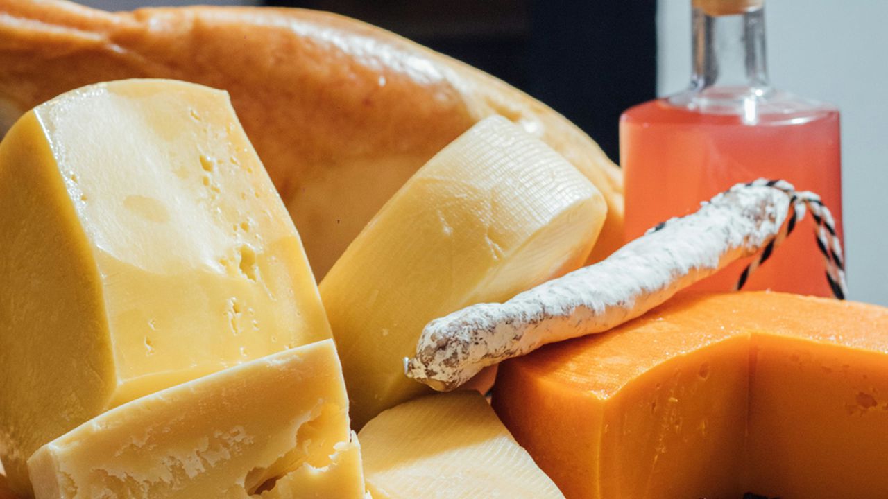 Різні види твердого сиру на столі.