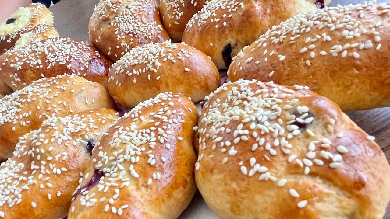 Рум'яні пиріжки з кунжутом, що ілюструють проблему тріскання тіста та витікання начинки під час випікання