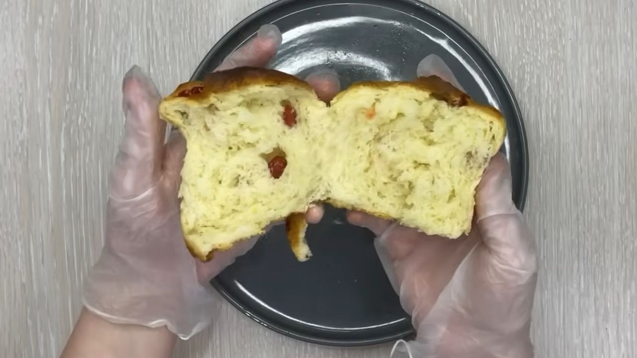 Сирна паска в духовці: вогка, пориста та без довгого вимішування. Якщо ви хочете отримати вогку, ніжну та пористу випічку, цей рецепт точно для вас.