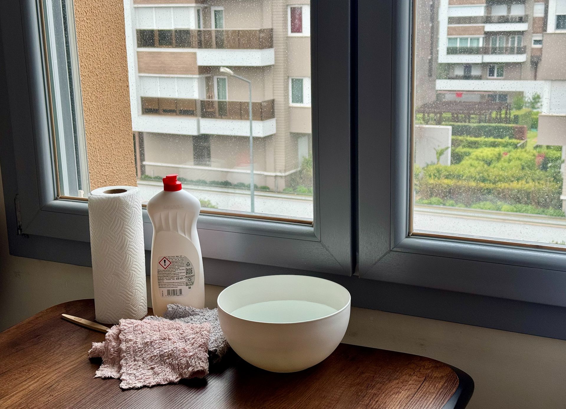 Як правильно мити вікна — швидко і без розводів. Багато хто думає, що професійні клінери знають якусь таємницю. Я теж так думала, поки не зрозуміла, що їхній головний секрет – це просто правильна послідовність дій та нормальна мікрофібра.