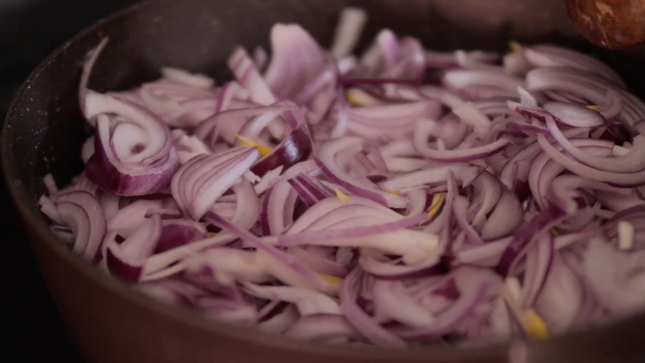 Чому я тепер додаю дрібку соди, коли смажу цибулю: хитрий трюк для зайнятих господинь. Колись я міг годинами стояти біля плити, чекаючи, поки цибуля повільно набере ідеального, золотистого кольору.