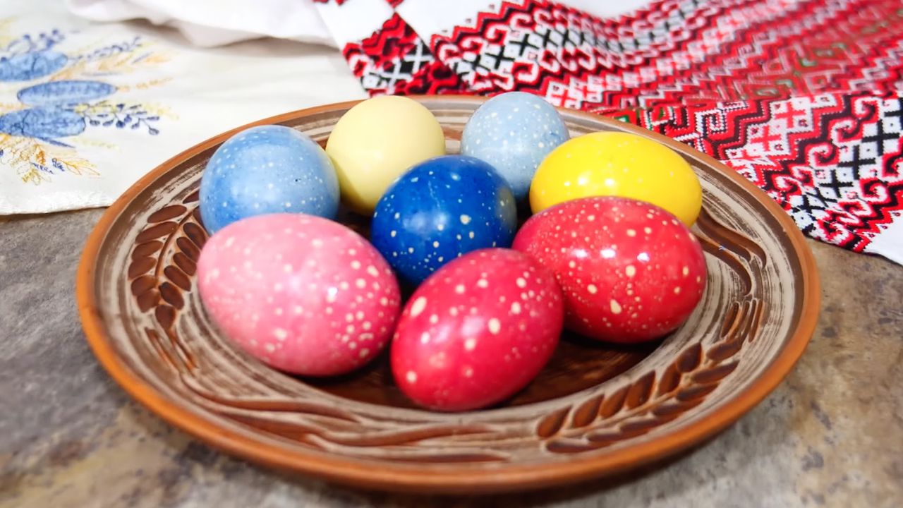 Ефектні крашанки за дві хвилини: цікавий варіант великоднього декору. Як за допомогою звичайної олії та барвників створити унікальні візерунки для святкового кошика.