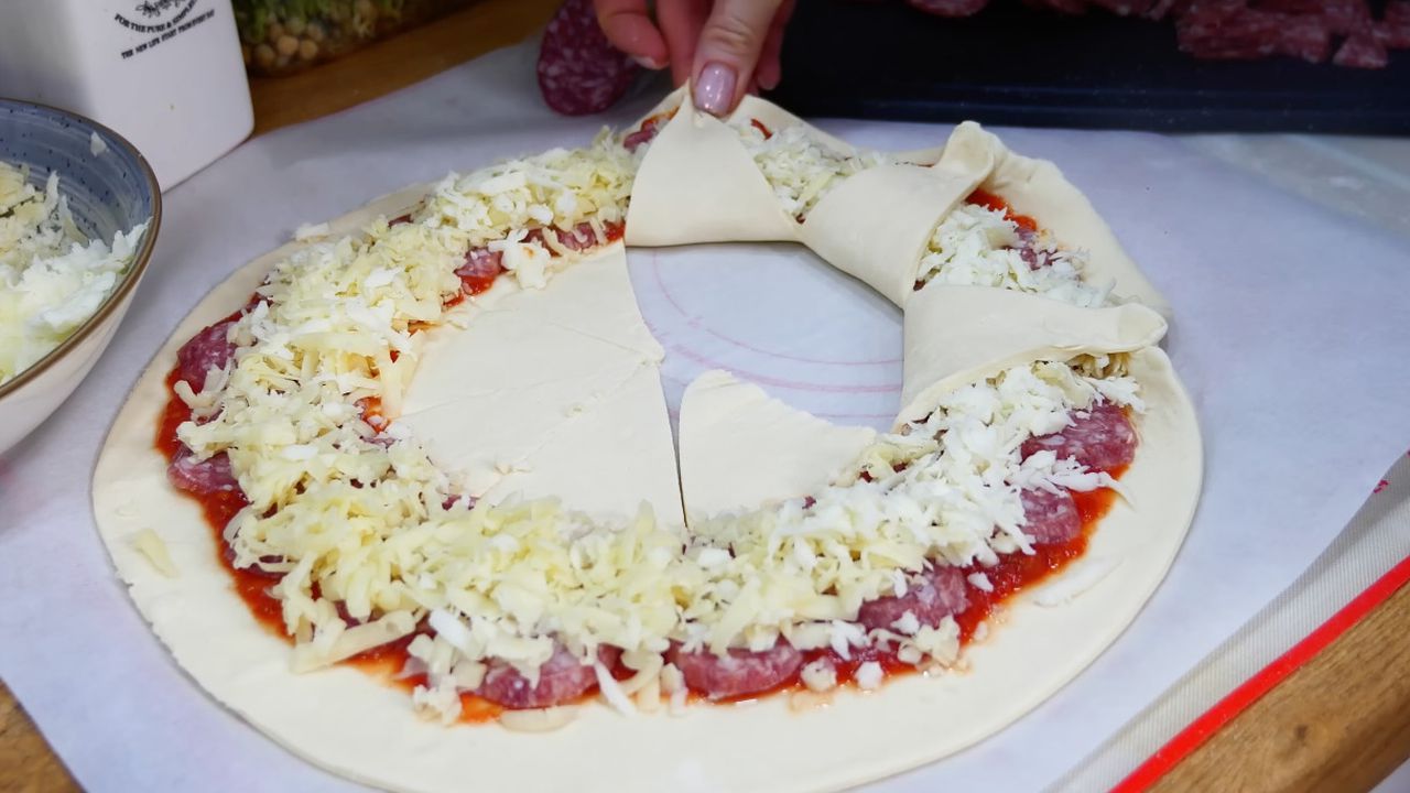 Закуска до святкового столу "Великодній вінок". Як з однієї палиці ковбаси та готового тіста створити святкову великодню закуску.