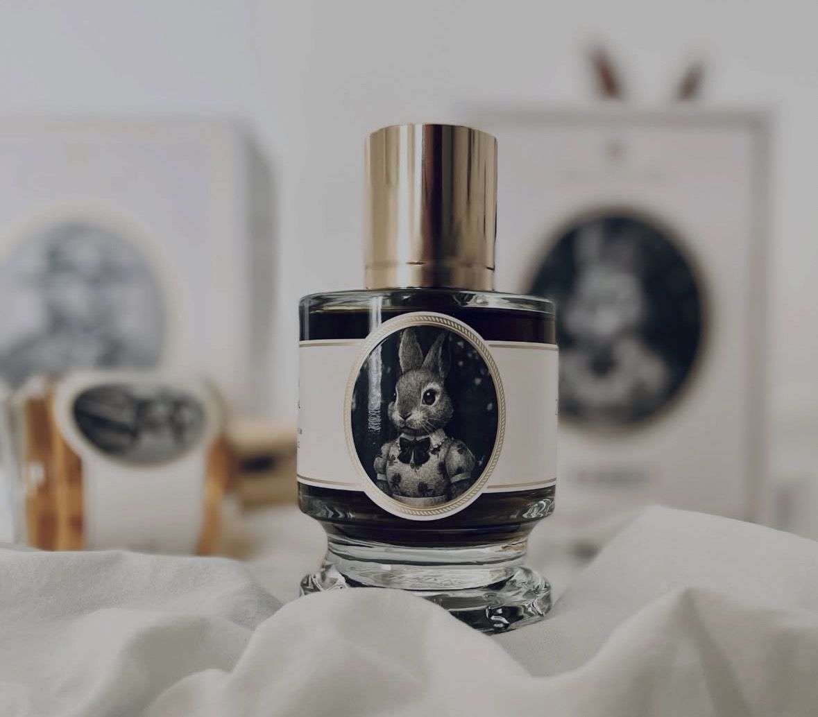 Пахнути дорого і не як усі: 6 ароматів, що не схожі на інші. «Кірке», «Ганімед» та «Баккара» — це вже якісь три вершники апокаліпсису, що нещадно супроводжують натовп.