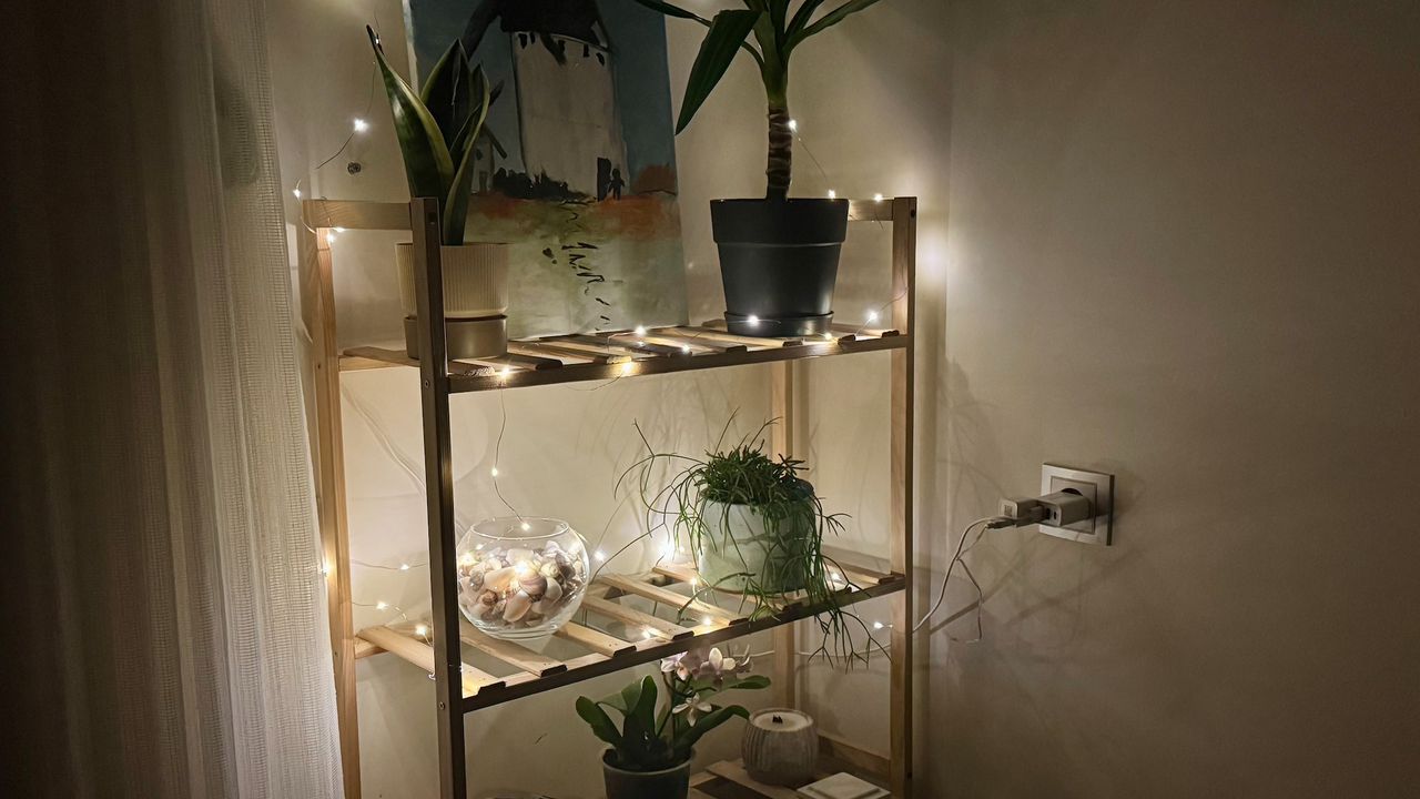 6 неочевидних ознак, що з вашим домом усе гаразд (навіть якщо він зараз тимчасовий). Раніше я дуже любила гортати журнали з ідеальними інтер'єрами. Ну, знаєте, ці стерильні вітальні, де страшно дихати, і вилизані кухні, де ніхто ніколи не смажив котлет.