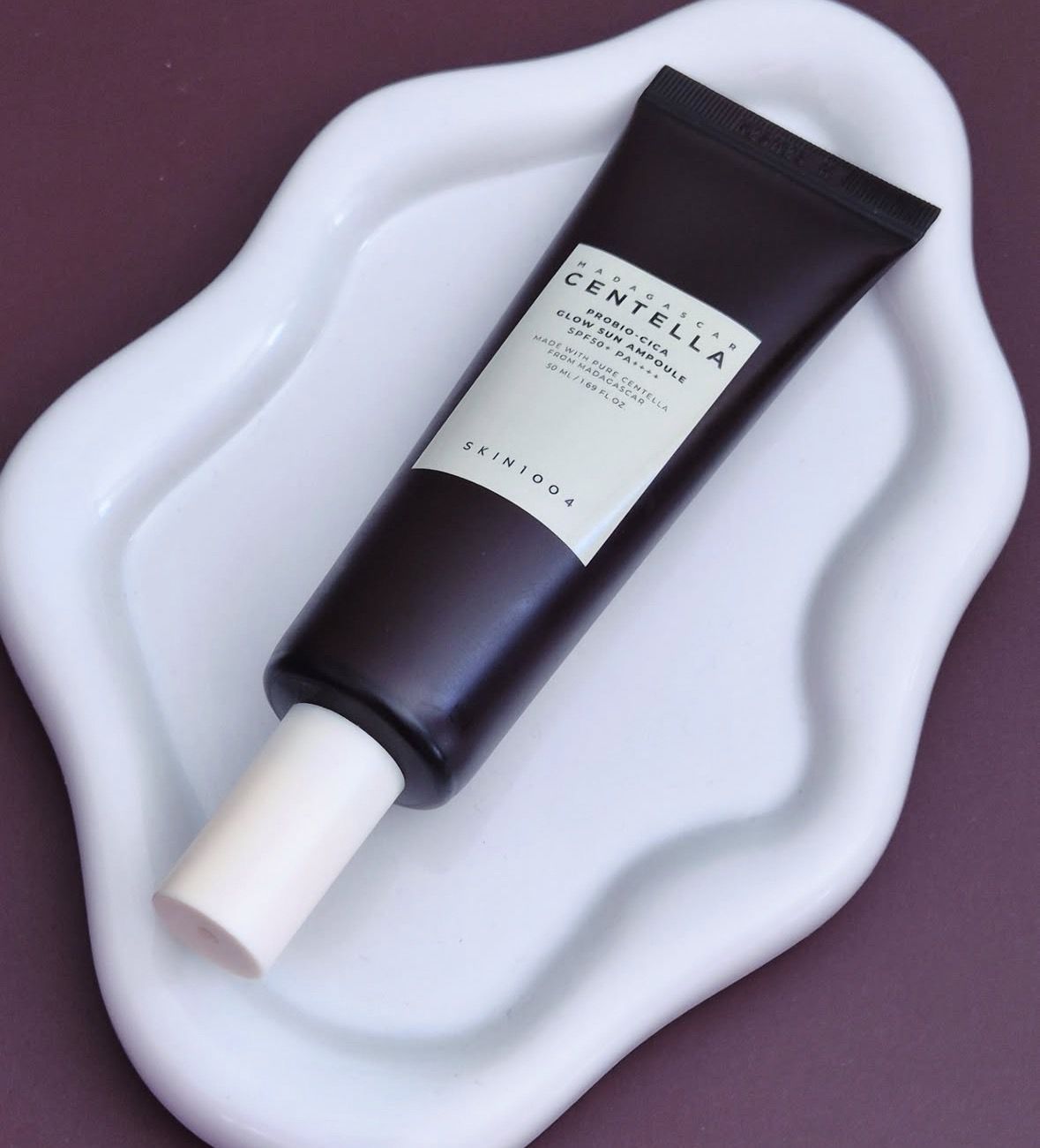 Жодних білих масок і масляних млинців: 5 дуже комфортних SPF-кремів до 1000 гривень