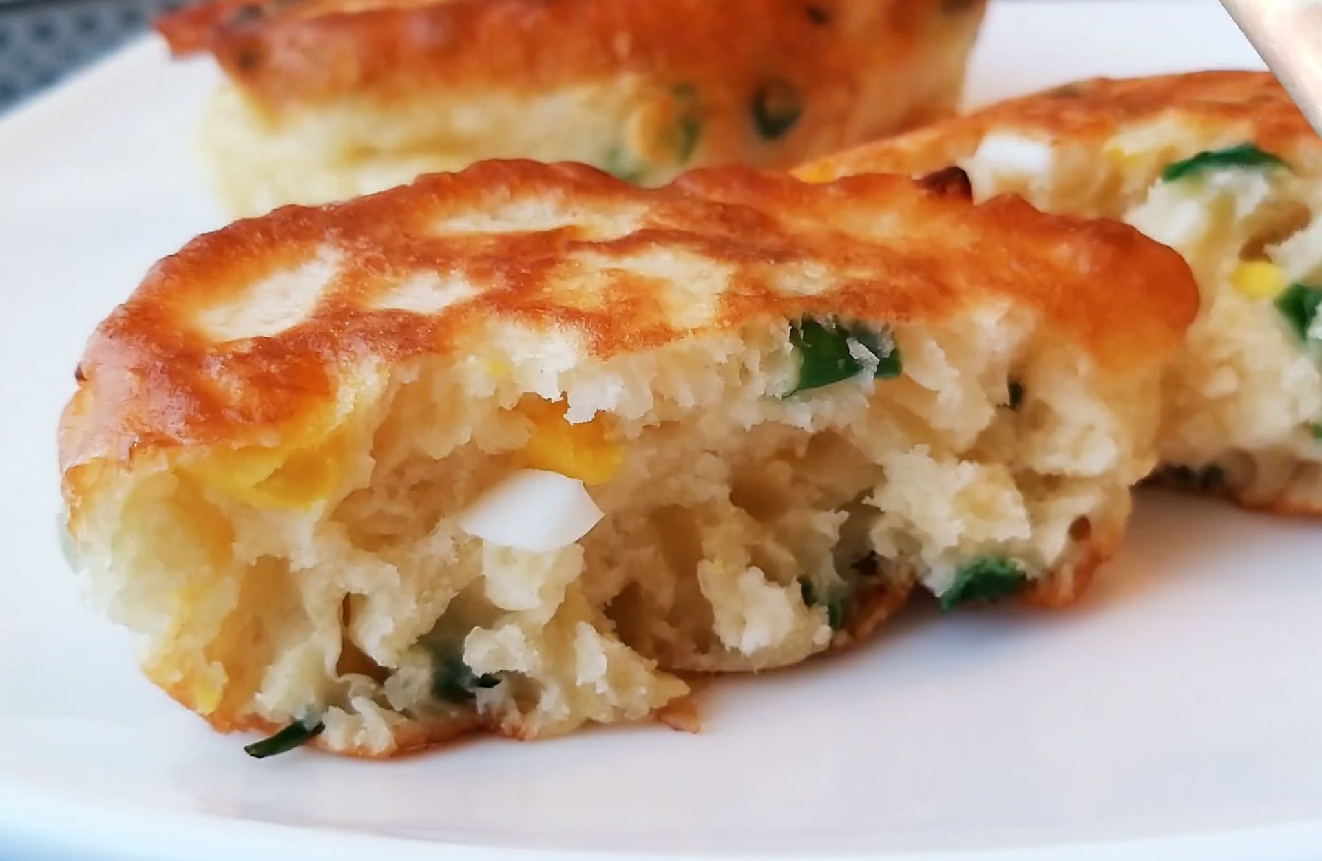 Ліниві пиріжки з яйцем та зеленою цибулею — швидкий і смачний рецепт для всієї родини