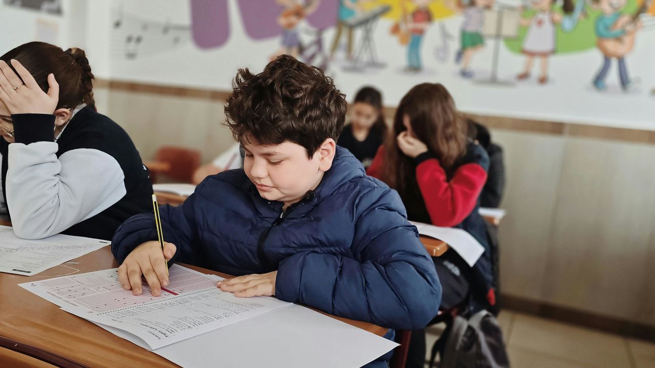 Іспити заважають дітям опановувати корисні навички. Чому навчальна система досі випускає роботів, а не мислителів