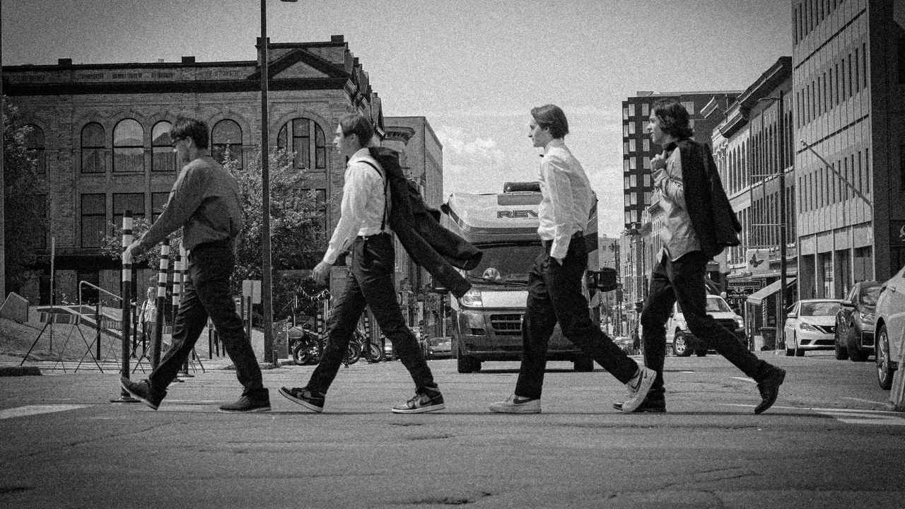 Забуті басисти, розбиті серця та німецькі клуби. Сценарист Спадкоємців робить серіал про ранніх The Beatles