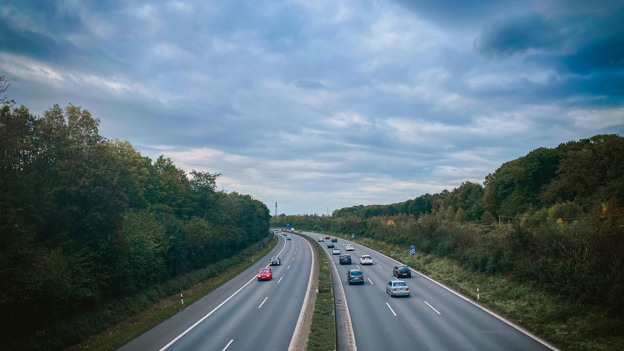 Чому німецька митниця конфіскує люксові авто в українців (і до чого тут 24-й параграф)