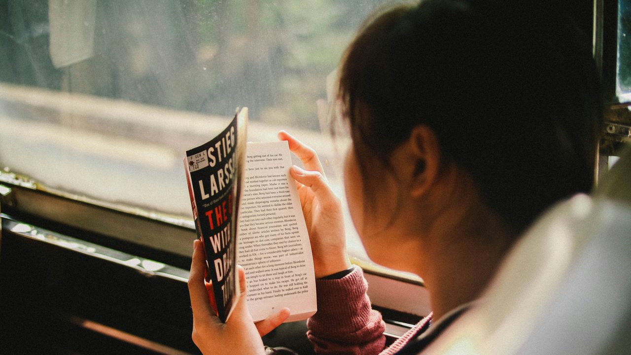 Які книжки почитати в дорозі: найкращі твори для подорожей