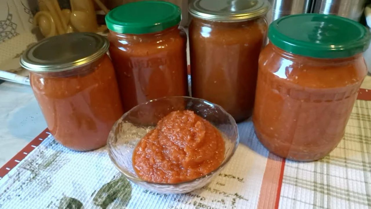 Гостренька аджика з кабачків — ідеальна закуска