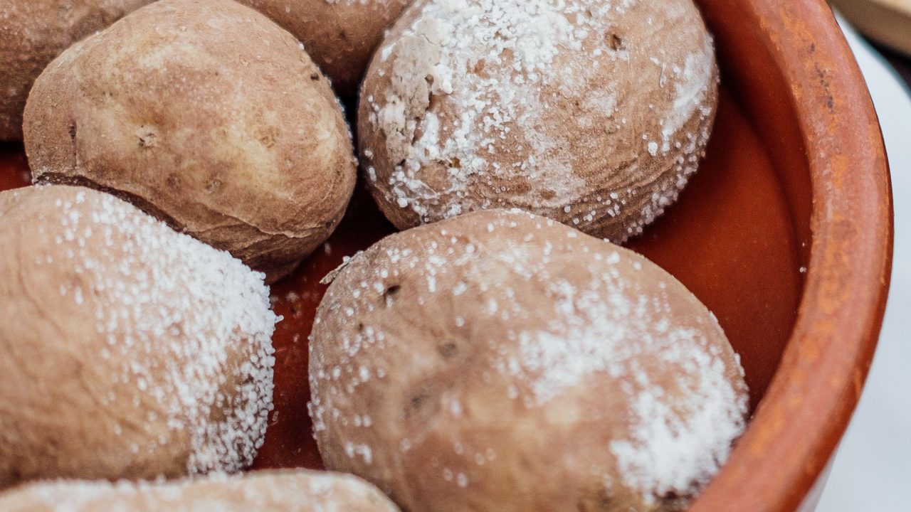 Що буде з картоплею, якщо зварити її у великій кількості солі?