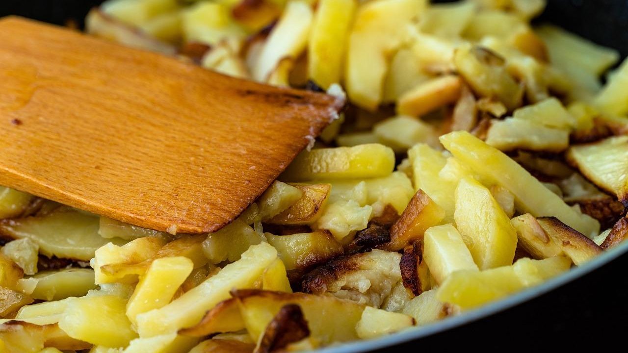 Навіщо картоплю перед смаженням опускають в окріп і як зробити, щоб вона хрустіла