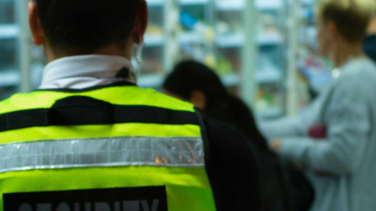 Чи має право охоронець перевіряти ваші сумки на виході з магазину