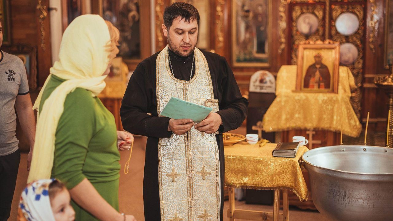 Чи отримує священник зарплату і хто йому платить