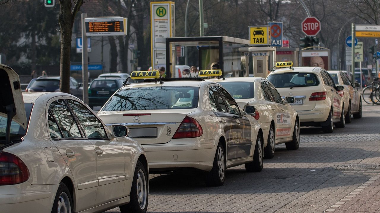 Чому в таксопарках Німеччини здається що досі служать старі мерседеси