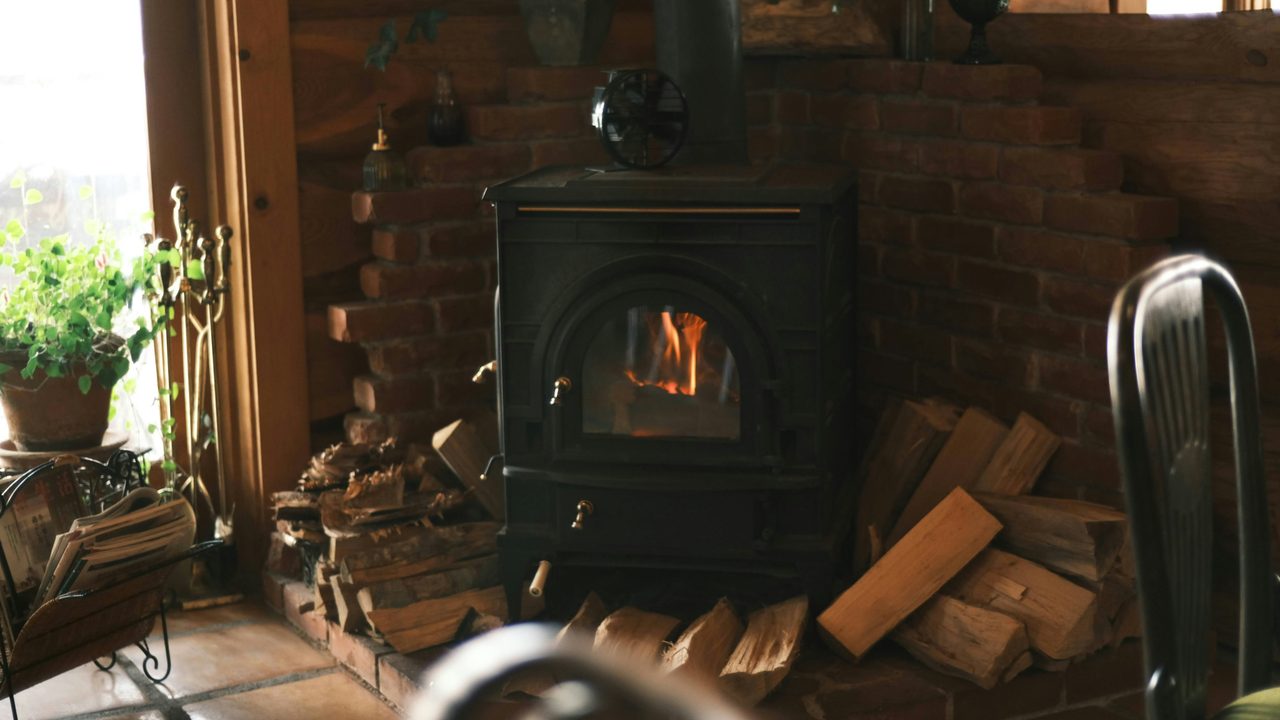 Які дрова класти в піч, щоб було тепло й не забивалася труба