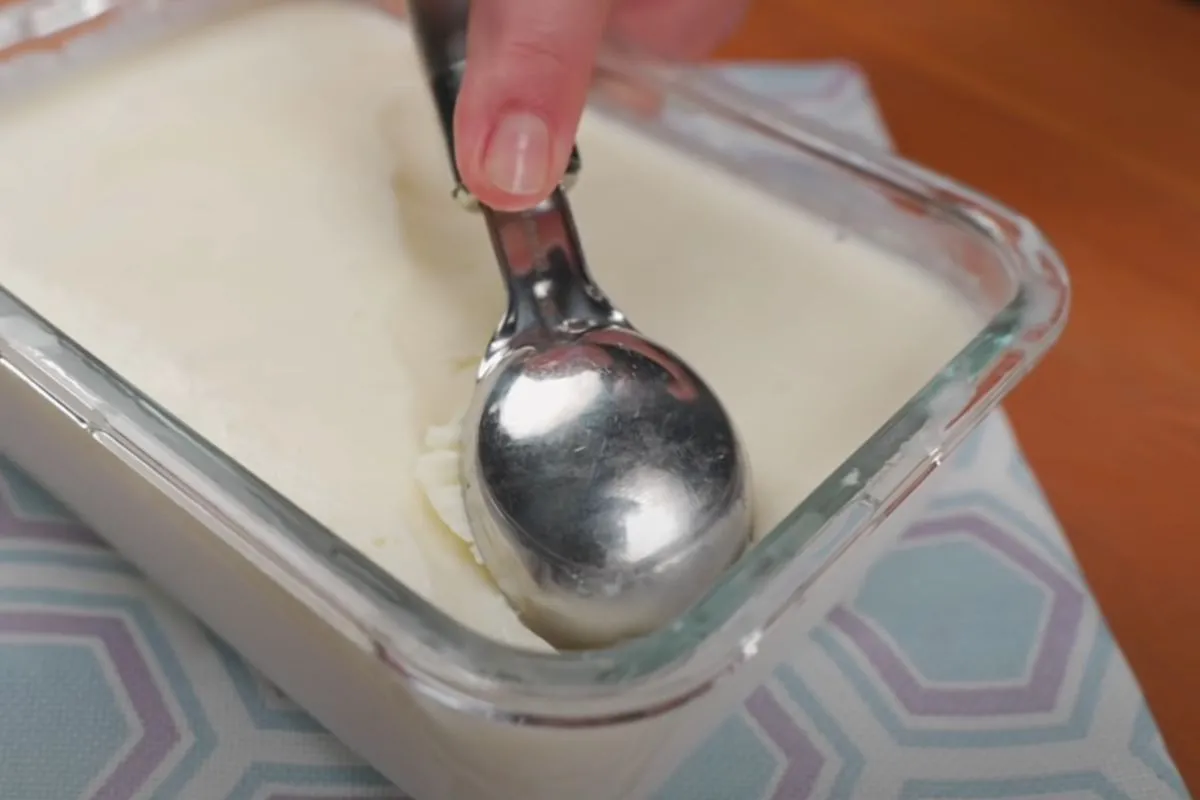 3 простих і смачних рецепти приготування домашнього морозива. Робиться це дуже просто, не обов'язково навіть мати спеціальний апарат для виготовлення морозива.