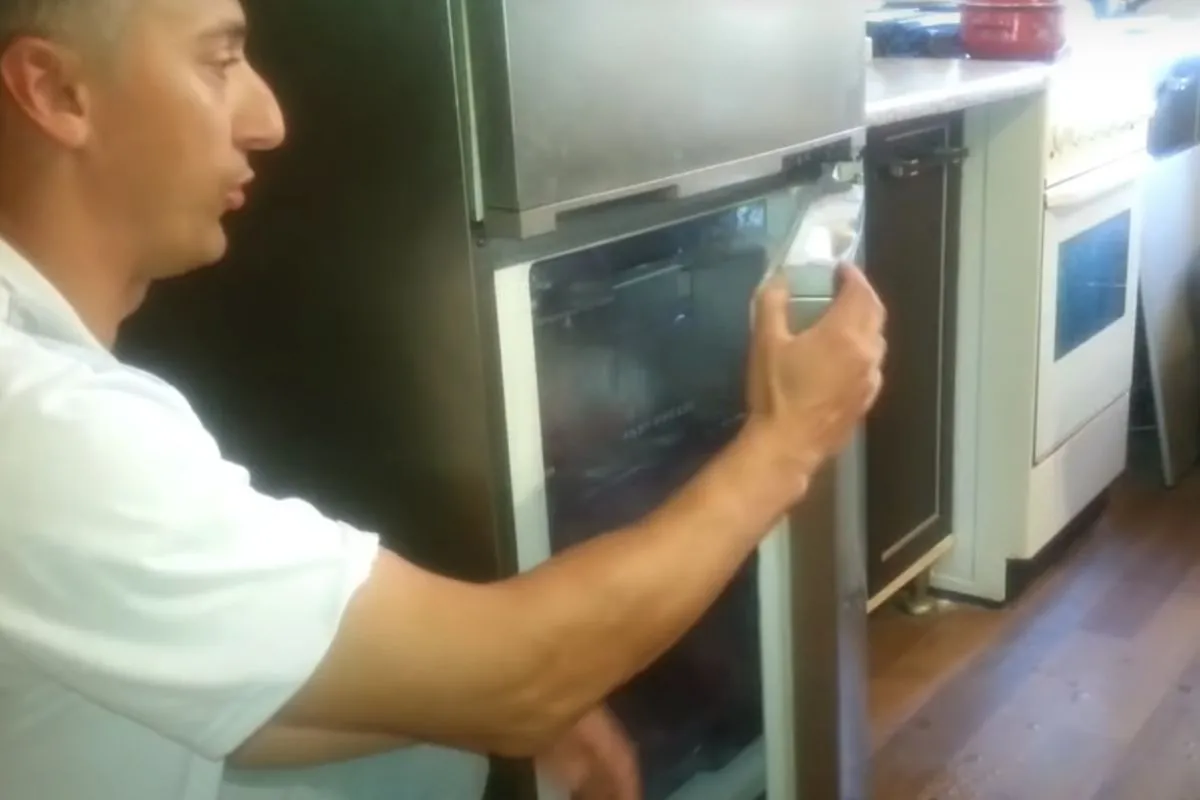 Реставрація ущільнювальних гумок холодильника — це просто. І техніка прослужить довгі роки. Одна з частих проблем холодильника, з якою стикається практично кожен — це проблема з ущільнювачем.