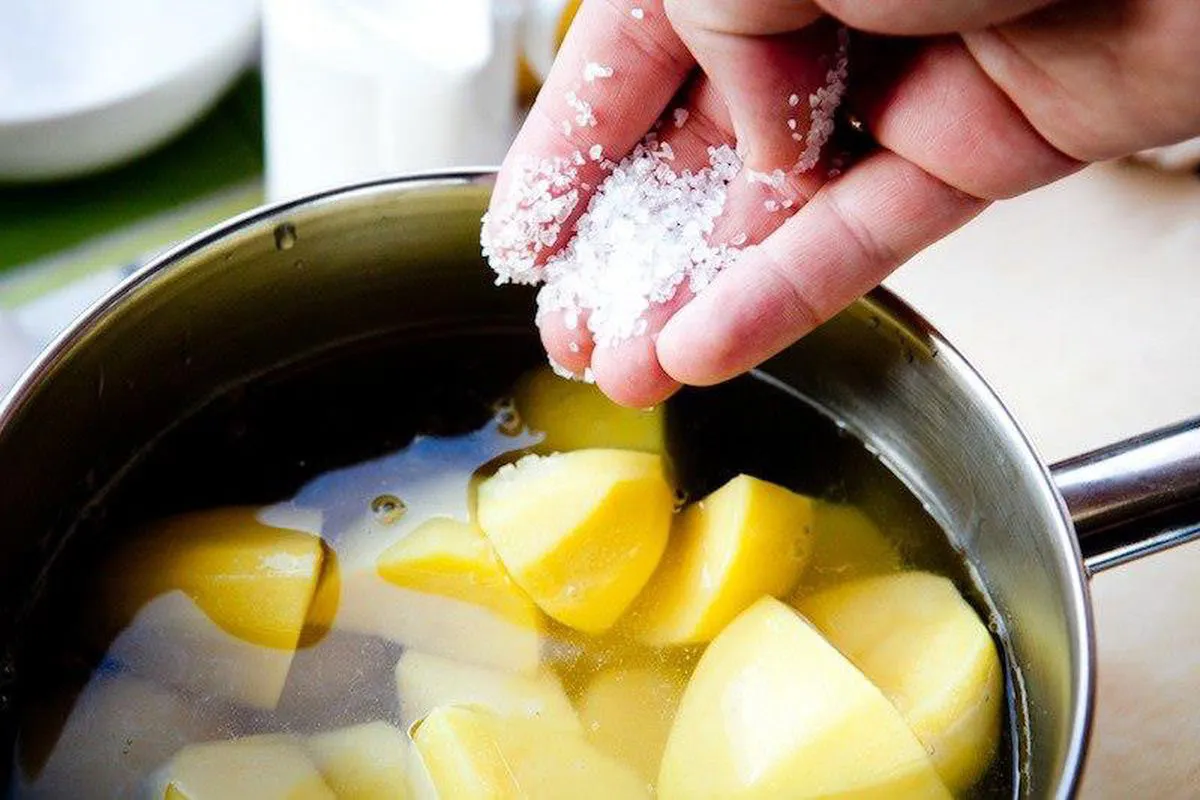 Як можна використовувати картопляний відвар в кулінарії і побуті. Методи, які вас здивують.