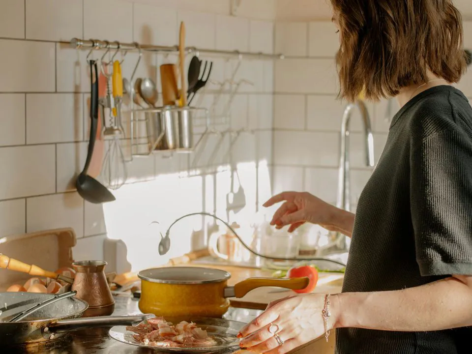 Як легко і просто позбутися кухонного запаху в будинку. 5 лайфхаків, як усунути запах їжі у квартирі.