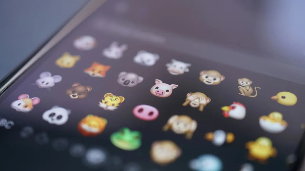 Dlaczego naukowcy odradzają zabawę emotikonami w pracy i jak kropka na końcu tekstu znów stała się oznaką dorosłości 2